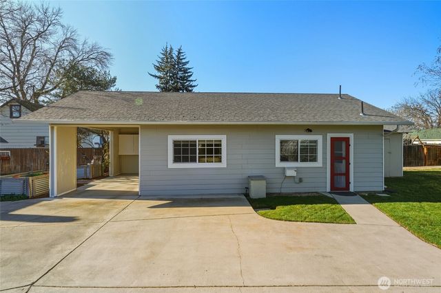 22 NW B Street, College Place, WA 99324