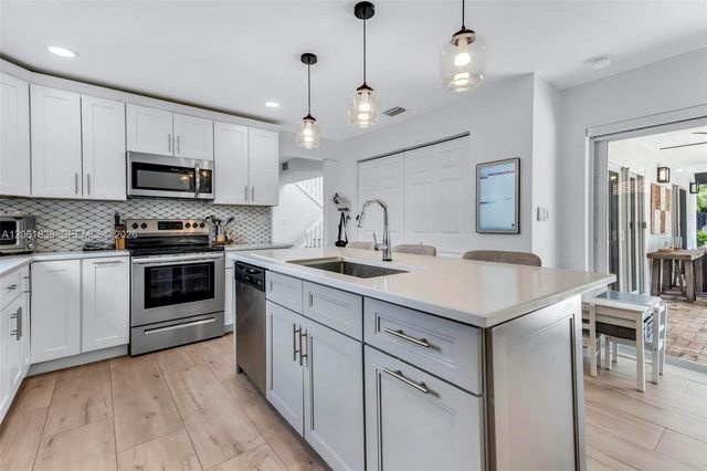 5900 York Ln, Davie, FL 33331