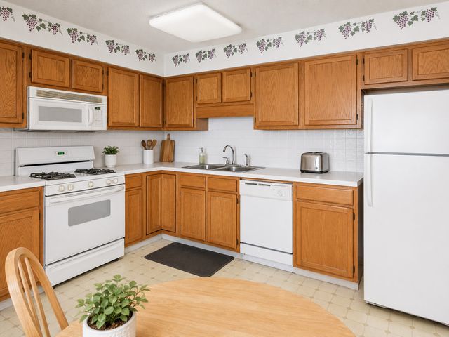 5320 N Lowell Avenue 205, Chicago, IL 60630