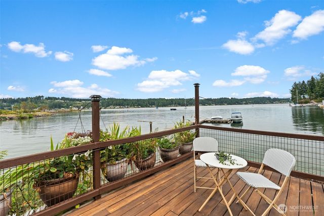 225 3rd Court, Fox Island, WA 98333