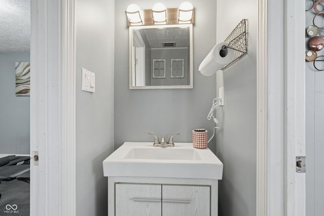 7104 E 10th Street, Indianapolis, IN 46219