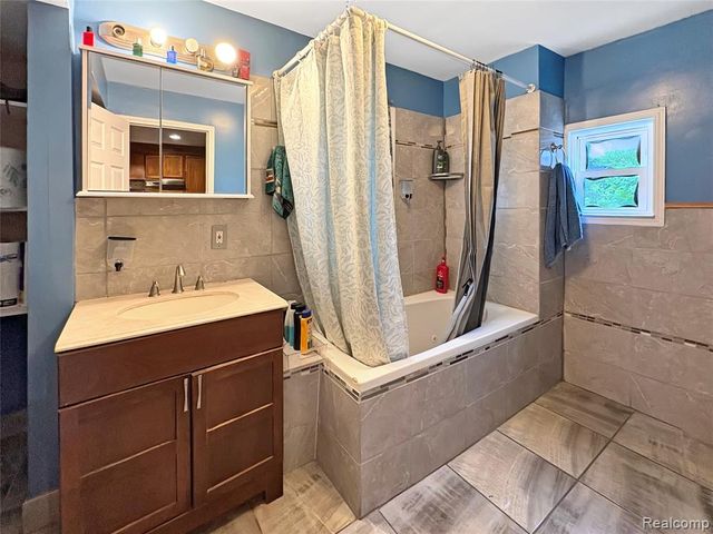 615 Senecal Street, Fenton, MI 48430
