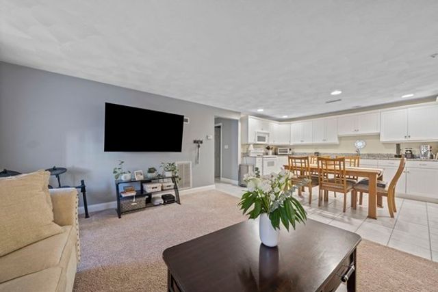 104 Norton Ave 22, Easton, MA 02375