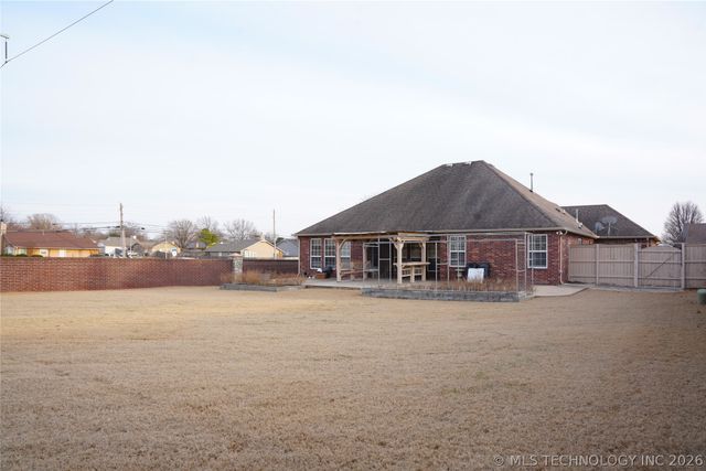 2312 E Queens Street, Broken Arrow, OK 74012