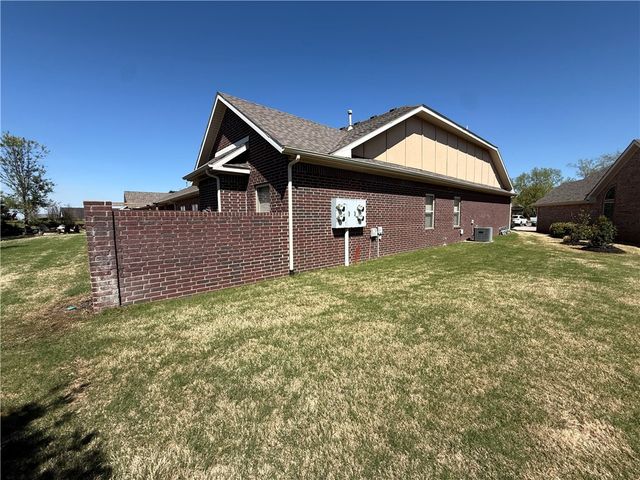 6665 W Valley View Road, Rogers, AR 72758