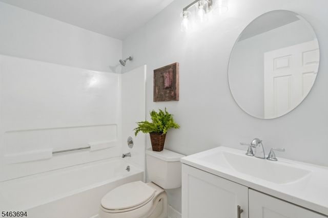 26 Seton Hall Dr, Newark City, NJ 07103