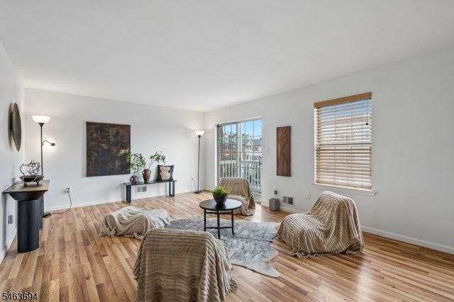 26 Seton Hall Dr, Newark City, NJ 07103
