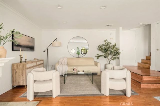 698 S Berendo 206, Los Angeles, CA 90005