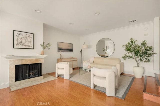 698 S Berendo 206, Los Angeles, CA 90005