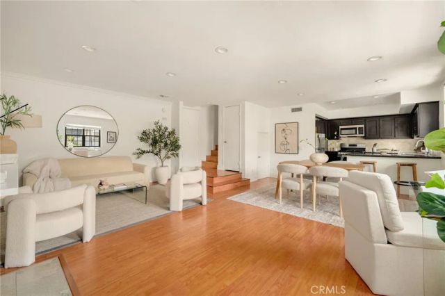 698 S Berendo 206, Los Angeles, CA 90005