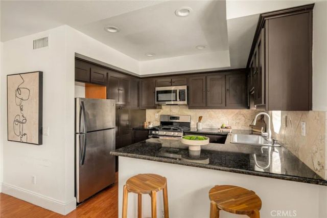 698 S Berendo 206, Los Angeles, CA 90005