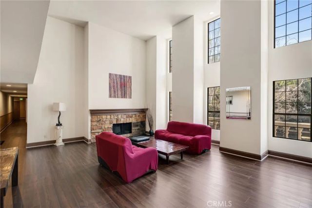 698 S Berendo 206, Los Angeles, CA 90005