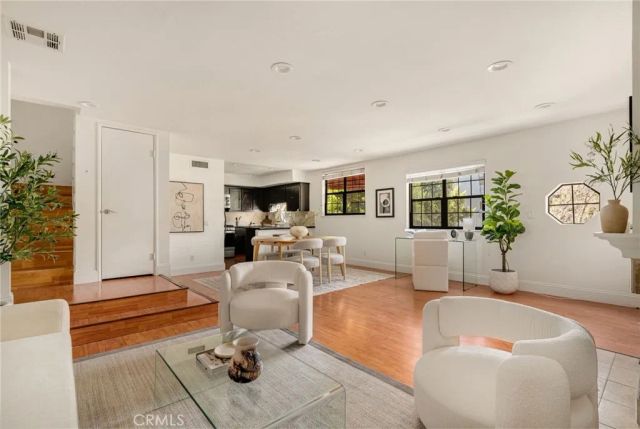 698 S Berendo 206, Los Angeles, CA 90005