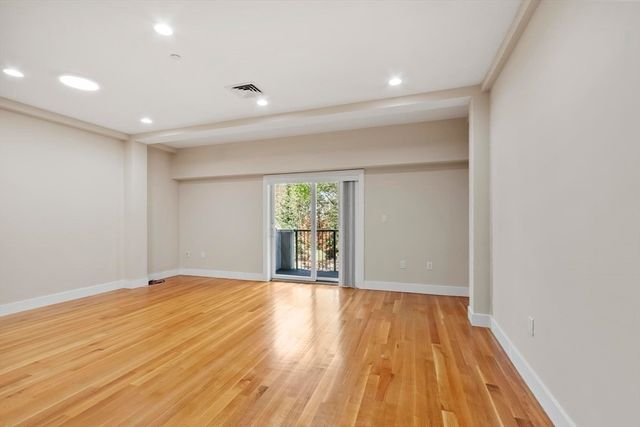 321 Hammond Pond Pkwy 103, Brookline, MA 02467