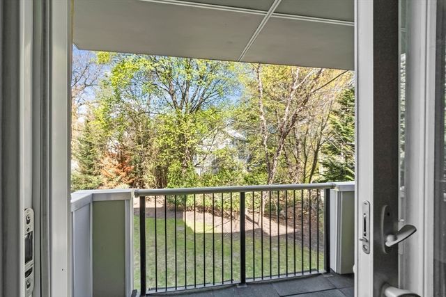 321 Hammond Pond Pkwy 103, Brookline, MA 02467