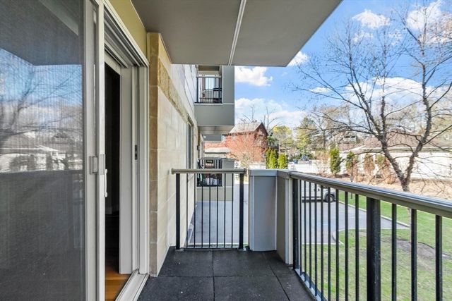 321 Hammond Pond Pkwy 103, Brookline, MA 02467