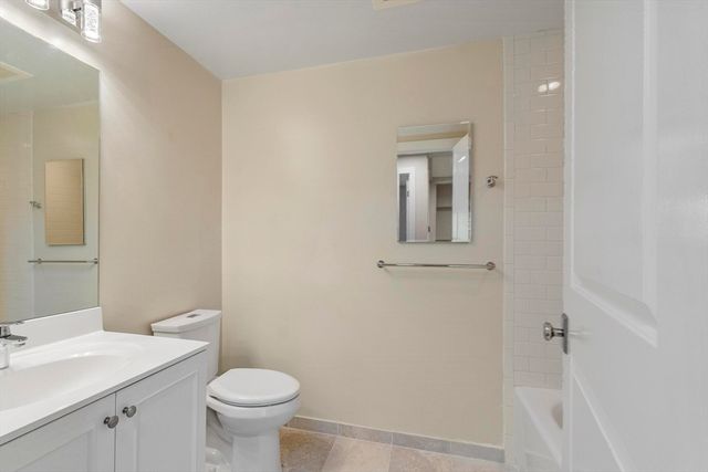 321 Hammond Pond Pkwy 103, Brookline, MA 02467