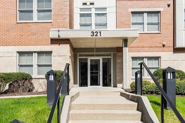321 Hammond Pond Pkwy 103, Brookline, MA 02467