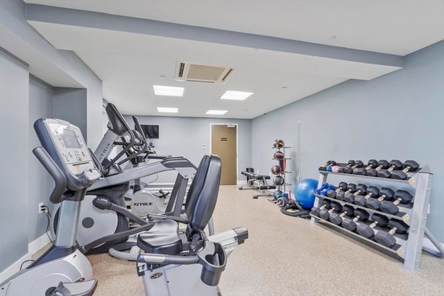 321 Hammond Pond Pkwy 103, Brookline, MA 02467