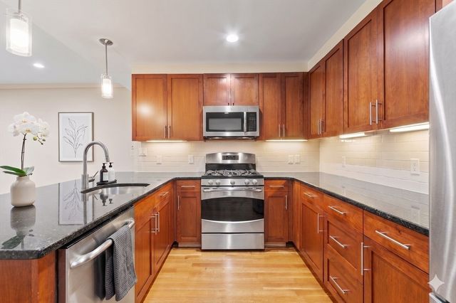 321 Hammond Pond Pkwy 103, Brookline, MA 02467