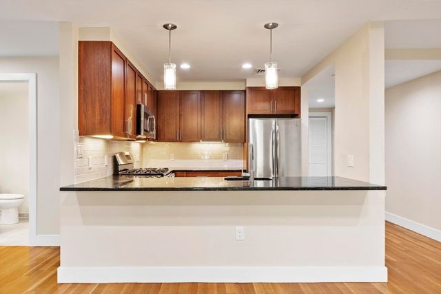 321 Hammond Pond Pkwy 103, Brookline, MA 02467
