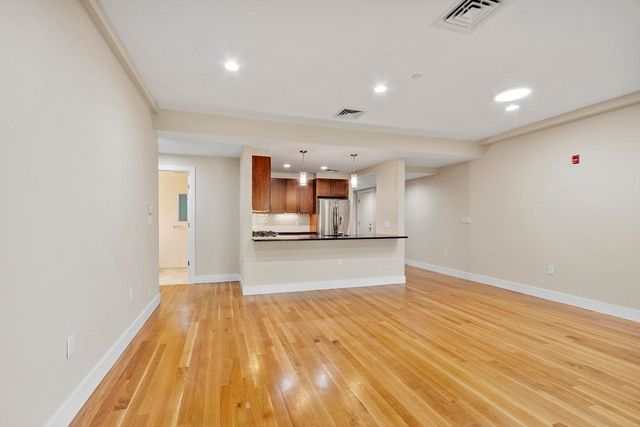 321 Hammond Pond Pkwy 103, Brookline, MA 02467