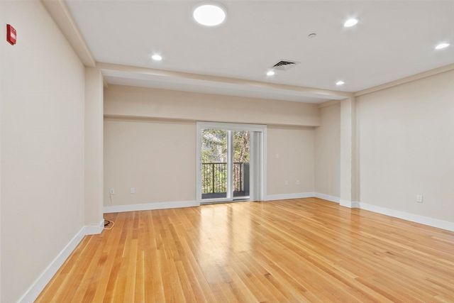 321 Hammond Pond Pkwy 103, Brookline, MA 02467