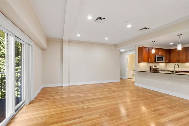 321 Hammond Pond Pkwy 103, Brookline, MA 02467
