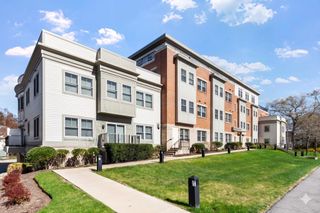321 Hammond Pond Pkwy 103, Brookline, MA 02467