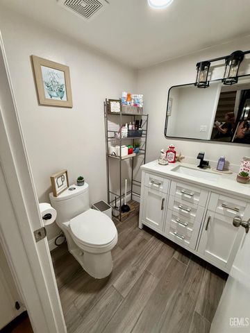 930 Olive Drive 26, Bakersfield, CA 93308