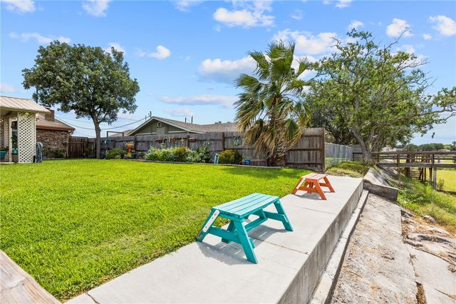 116 Sunset Dr, Mathis, TX 78368