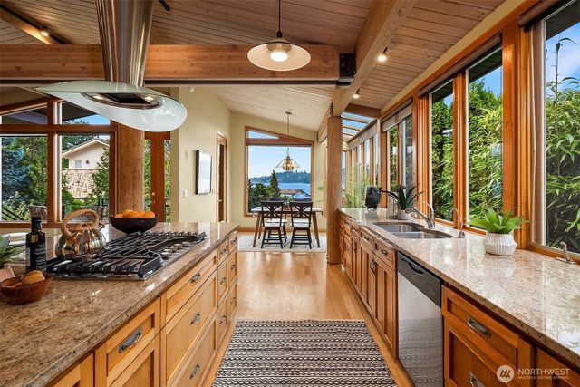 9418 SE 33rd Street, Mercer Island, WA 98040