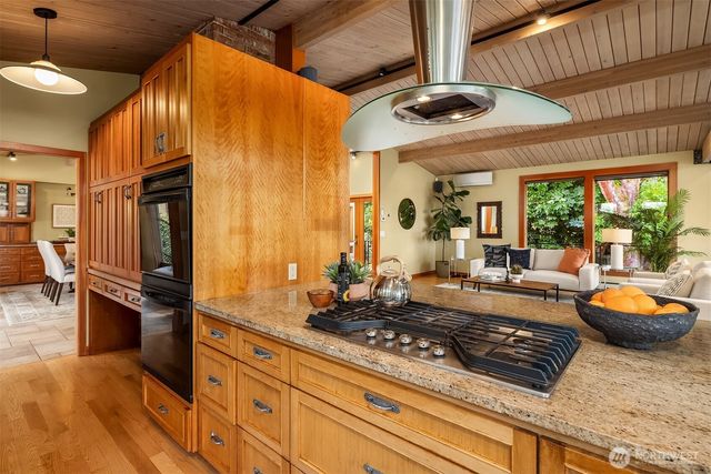 9418 SE 33rd Street, Mercer Island, WA 98040