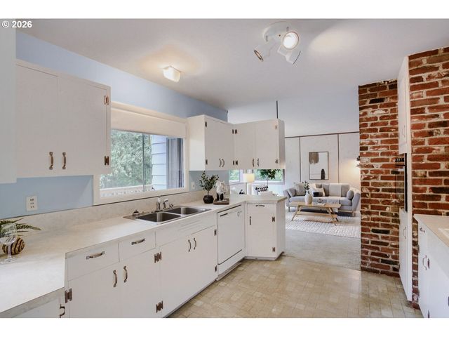 8015 Sw FAIRWAY Dr, Portland, OR 97225