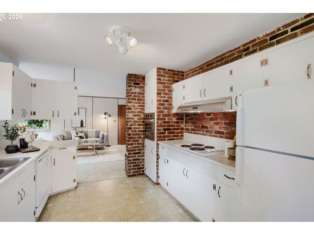 8015 Sw FAIRWAY Dr, Portland, OR 97225