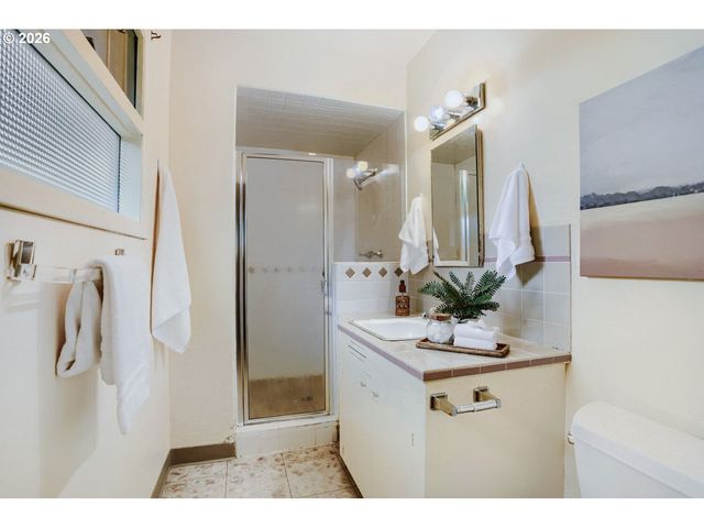 8015 Sw FAIRWAY Dr, Portland, OR 97225