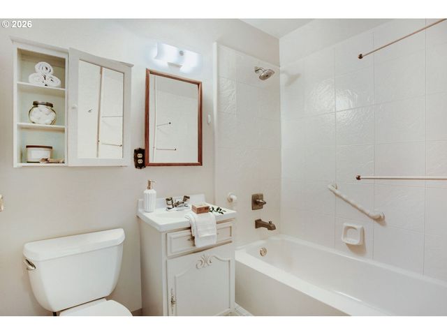 8015 Sw FAIRWAY Dr, Portland, OR 97225