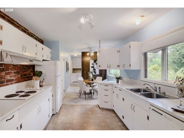 8015 Sw FAIRWAY Dr, Portland, OR 97225