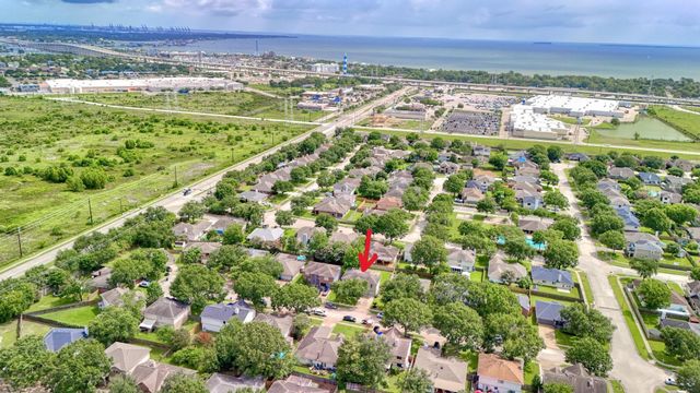 1723 Oak Valley Drive, Kemah, TX 77565