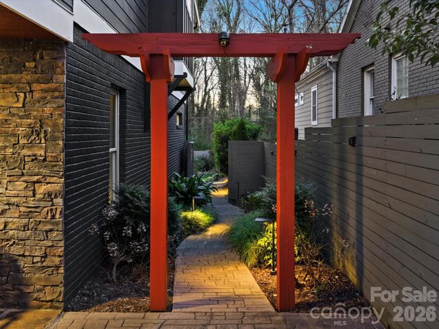 3220 Commonwealth Avenue, Charlotte, NC 28205