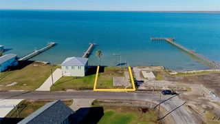 3 Belaire Dr, Rockport, TX 78382