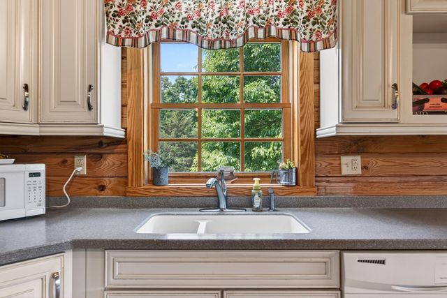 104 Pebble Brook LN, Moneta, VA 24121