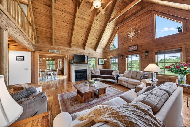 104 Pebble Brook LN, Moneta, VA 24121
