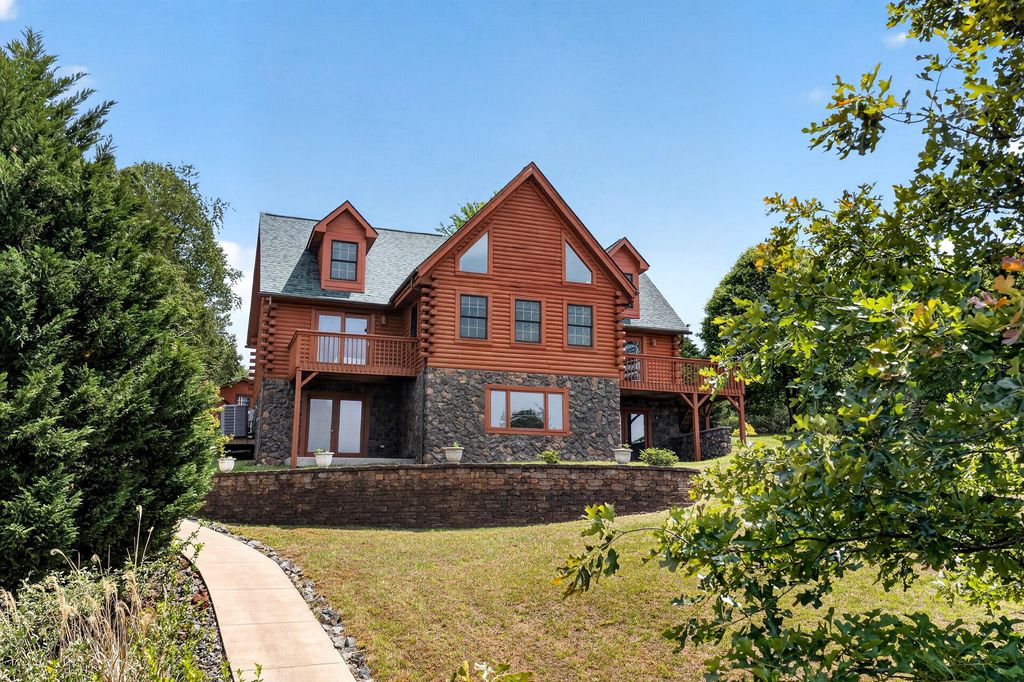 104 Pebble Brook LN, Moneta, VA 24121