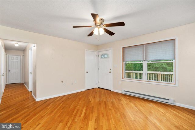 230 SWALLOW PL, Berkeley Springs, WV 25411