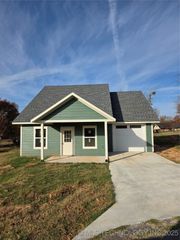 1831 Rockford Drive, Eufaula, OK 74432