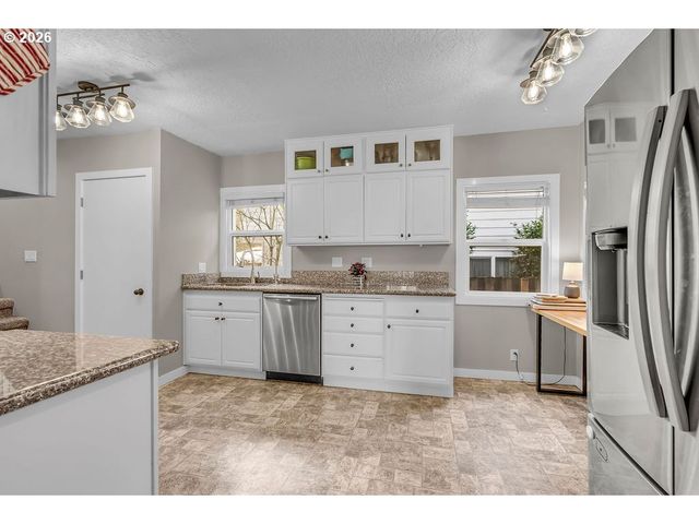 8465 Sw BLAKE St, Tualatin, OR 97062