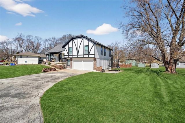 5660 Meadow Heights Drive, Shawnee, KS 66226