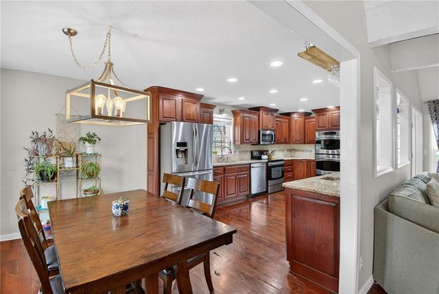 5660 Meadow Heights Drive, Shawnee, KS 66226