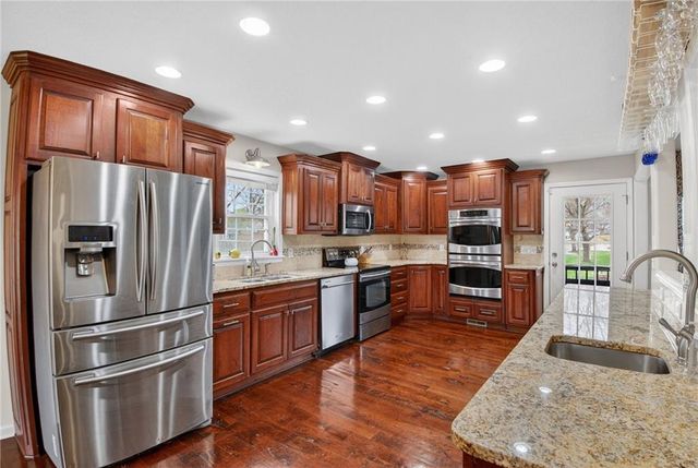 5660 Meadow Heights Drive, Shawnee, KS 66226